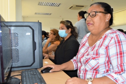 Las clases para los jóvenes y adultos que no han terminado el bachillerato son en modalidad virtual o a distancia.