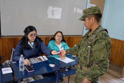 Votación en el Colegio Benalcázar, de Quito.