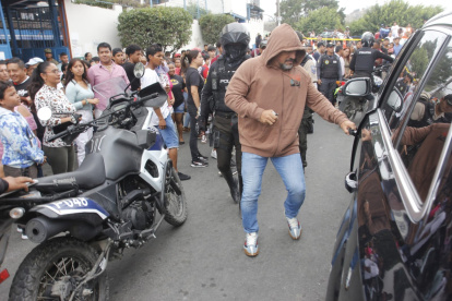 El exalcalde de Durán llegó encapuchado hasta su lugar de votación.