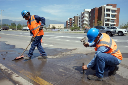 Solución. Trabajadores efectúan limpieza y arreglos en el sector de la Ruta Viva.