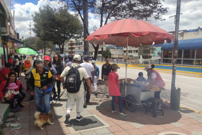 Los comerciantes se ubicaron entre la calle Bobonaza y avenida Napo para ofertar sus productos.