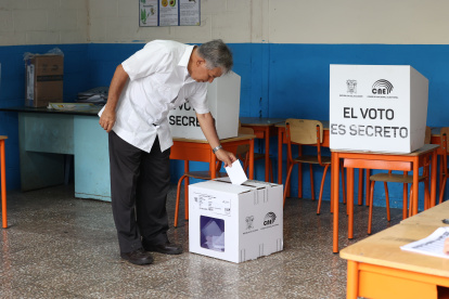 Civismo. Manuel Cruz Padilla, en el momento en el que deposita su voto, tras elegir a uno de los candidatos presidenciales.