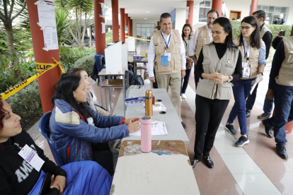 Isabel de Saint Malo (c), jefa de la misión de observación de la OEA en Ecuador, recorre hoy el colegio San Gabriel en Quito (Ecuador).