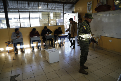 Ciudadanos asisten a votar en la segunda vuelta de las elecciones presidenciales este domingo 15 de octubre, en Quito (Ecuador). Al igual que en la primera vuelta celebrada el 20 de agosto, esta jornada de votación volverá a tener un fuerte dispositivo de seguridad con unas 100.000 personas enfocadas en garantizar el correcto desarrollo del sufragio. EFE/ Santiago Fernández