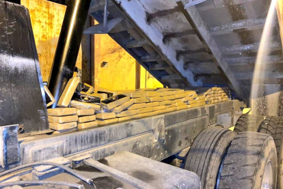 Hallazgo. En una volqueta estaban camuflados bloques de cocaína, que fueron incautados por la Policía.