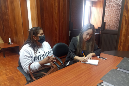 La afiliada Martha Ashqui fue atendida en el Hospital deñ IESS de Ambato por la abogada Gabriela Cevallos, quien escuchó su reclamo.