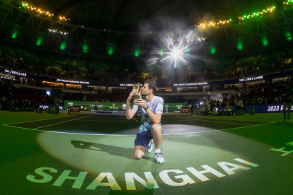 Hurkacz posó con el trofeo en la cancha del complejo deportivo de Qizhong.
