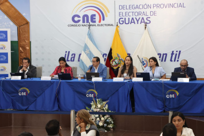 En los exteriores de la delegación provincial se cerró el paso vehicular y se notó la presencia de policías y militares.