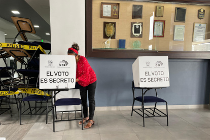 Una ciudadana ejerce su derecho al voto en esta segunda vuelta electoral