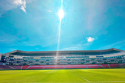 La cancha del estadio Rodrigo Paz Delgado se encuentra lista para recibir mañana a cerca de 40.000 personas. Habrá lleno total.