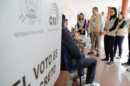 Elecciones presidenciales en Ecuador concluyen con éxito: alta participación y jornada sin incidentes, según el CNE y la OEA.
