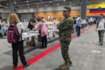 Madrid, España. Una gran bandera tricolor, seguridad y orden recibieron a los miles de migrantes ecuatorianos que acudieron a depositar su voto en Ifema, el recinto electoral que se abrió en la capital española, donde hay 66.000 compatriotas empadronados.