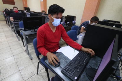 Estudiantes verifican si obtuvieron un cupo para la U.