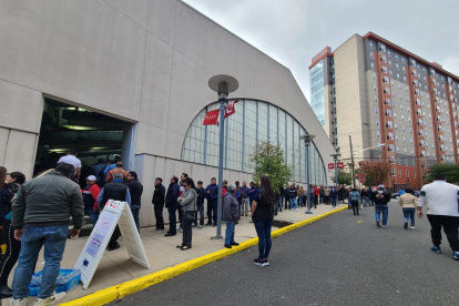 Nueva Jersey, EE. UU. Una imagen similar se observó en uno de los recintos electorales de Newark, en Nueva Jersey, que registra más de 30.000 compatriotas empadronados.