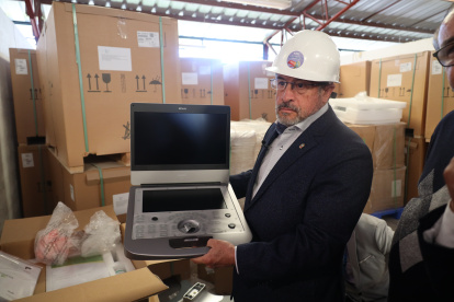 El ministro de Salud, José Ruales, muestra uno de los equipos médicos adquiridos por la cartera de Estado.