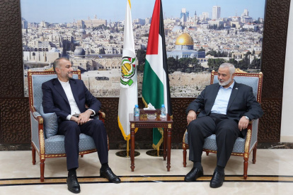 El ministero de Exteriores de Irán, Hossein Amir-Abdollahian (izquierda) y el líder del grupo islamista palestino Hamás, Ismail Haniyeh (derecha) en una reunión en Doha.
during a meeting in Doha, Qatar, el 14 de octubre.