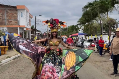 Elba González, influyente manabita, sorprende con un atuendo de traje típico a lo miss universo para votar en la segunda vuelta electoral.