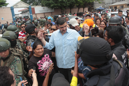 Funcionario. Álvarez sufragó acompañado de González.