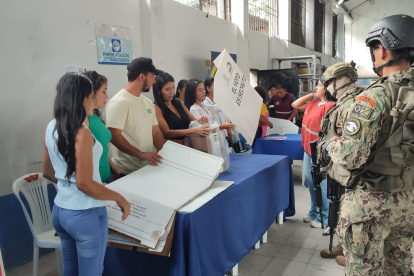 En Esmeraldas, los uniformados acompañaron a los miembros de la Junta Receptora del voto.