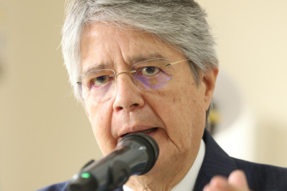El presidente de Ecuador, Guillermo Lasso, pronuncia un discurso tras votar en la segunda ronda de las elecciones presidenciales hoy, en Guayaquil (Ecuador).