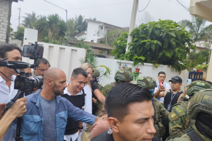 Votación. Daniel Noboa acudió a sufragar en medio de estrictas medidas de seguridad.