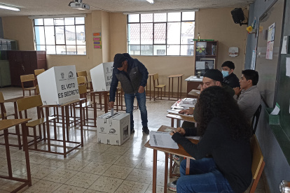 Sufragio. Un ciudadano deposita la papeleta electoral en una urna.
