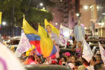 Triunfo. Simpatizantes del presidente electo se concentraron en parte del malecón de Guayaquil para celebrar la victoria en las urnas.