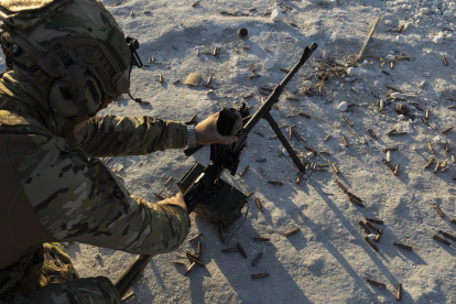 Un militar ucraniano del batallón Donbas participa en un entrenamiento militar cerca de la línea del frente en Donetsk, Ucrania, el 15 de octubre de 2023.