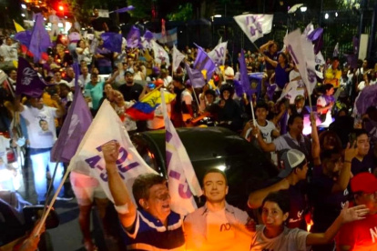La celebración en las calles de Olón se extendió hasta horas de la madrugada