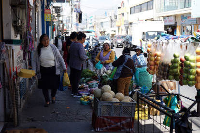 Comerciantes se toman las aceras de la calle 9 de Agosto en Calderón