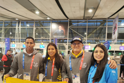 Israel Salavarría (i) y Kelly Salazar (c) fueron los primeros tricolores en llegar.