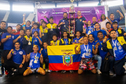 El team Ecuador levantando el trofeo de campeón con mucha alegría.