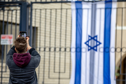 Apoyo.- En memoria de Israel se pone una bandera en la embajada en Estados Unidos.