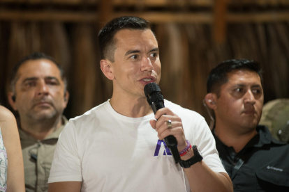 El candidato Daniel Noboa, habla con la prensa, tras ganar las elecciones presidenciales.