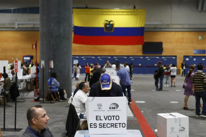 Exterior. Centro de votación para las elecciones ecuatorianas en Madrid.