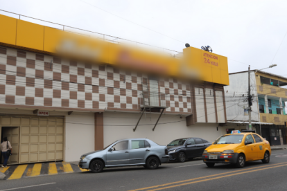 a mañana de este lunes, el ingreso al hotel estaba restringido y solo permitía el acceso de ciertos vehículos, presumiblemente de empleados.