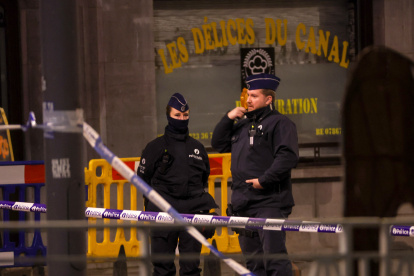 Dos policías belgas acordonan el centro de Bruselas, Bélgica.
