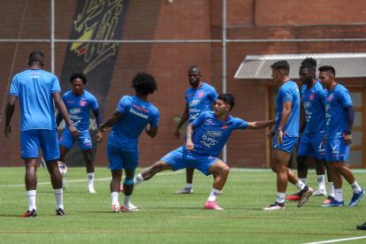 Erick Ferigra (c) de Ecuador participa en un entrenamiento.