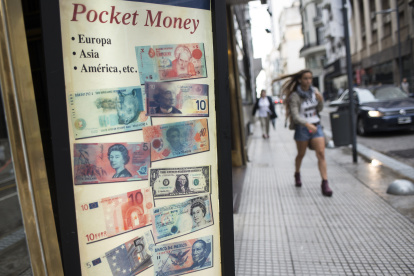 Negocio.- Una de las casas de cambios en Argentina muestra varias divisas.