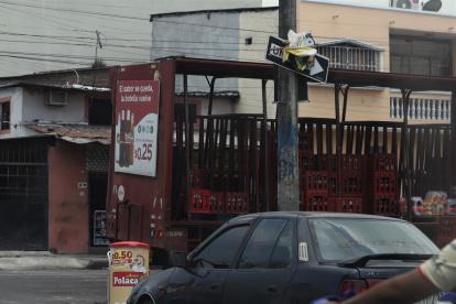 Una pancarta tapa la señalética entre las calles Octava y Huancavilca.