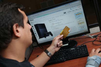 Cliente. Una persona aprovecha las ofertas que hay en la feria virtual.