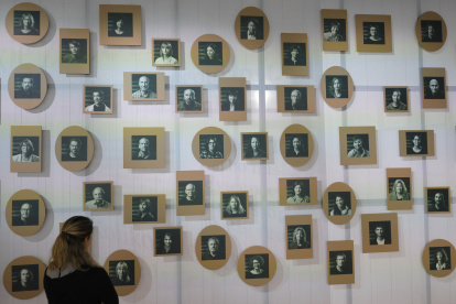 Una instalación en la 75ª Feria del Libro de Frankfurt con fotografías de autores de Eslovenia, el país invitado de honor de este año