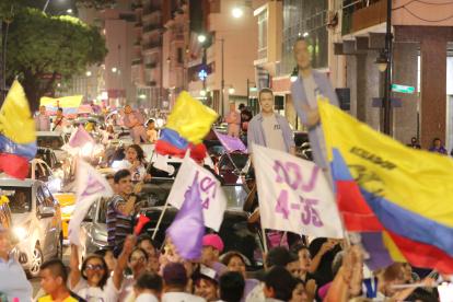 Simpatizantes del aspirante presidencial ecuatoriano Daniel Noboa fueron registrados este el pasado 15 de octubre al celebrar el triunfo de su candidato en los comicios, en Guayaquil