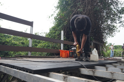 Se uso caucho de neumáticos para este nuevo piso.