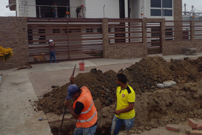 Trabajos. Afuera de la vivienda de la víctima se realizan trabajos con maquinaria.
