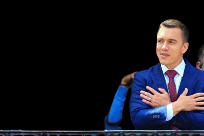 El presidente electo Daniel Noboa saluda a simpatizantes a su llegada al Palacio de Gobierno, hoy en Quito (Ecuador).