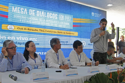 Camilo González (c), coordinador delegado por el Gobierno; Danilo Rueda (c-d), alto comisionado para la Paz de Colombia, participan en la instalación de la mesa de diálogos de paz.