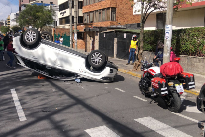 Producto del impacto un vehículo quedó volcado entre las calles Italia y Vancouver