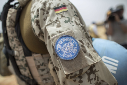Un soldado aparece con el logo de la Misión de Naciones Unidas para la estabilización de Mali (Minusma)