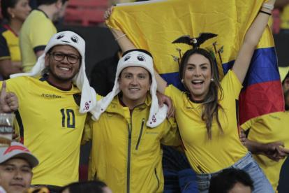 Hinchas listos para el partido entre Ecuador vs Colombia.